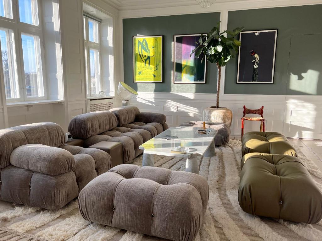 哥本哈根的住宿－Luxury 'Kings Garden View' 260m2 Prime Located Flat，带沙发和咖啡桌的客厅