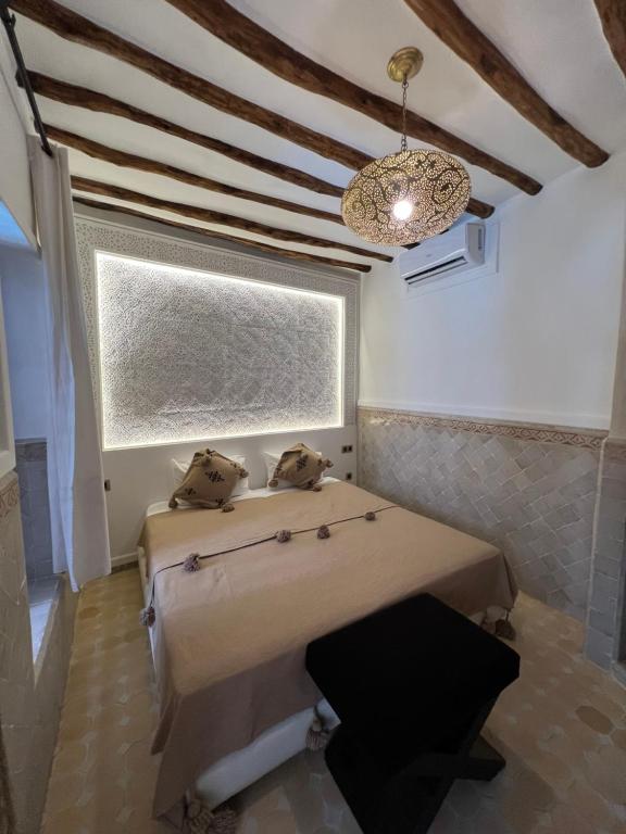 Postel nebo postele na pokoji v ubytování Riad Des Arts