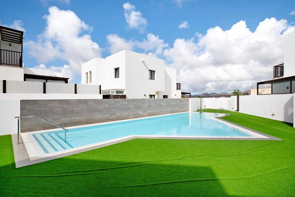 uma imagem de uma casa com piscina em Casa El Molino em Yaiza