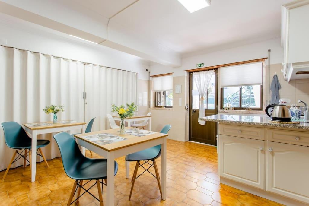 a kitchen and dining room with a table and chairs at Paradise Suites in Carcavelos