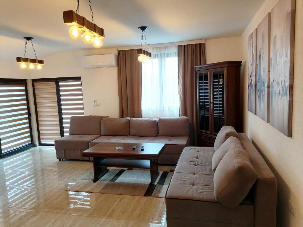- un salon avec un canapé et une table basse dans l'établissement Apartmani Lane 1, à Kraljevo