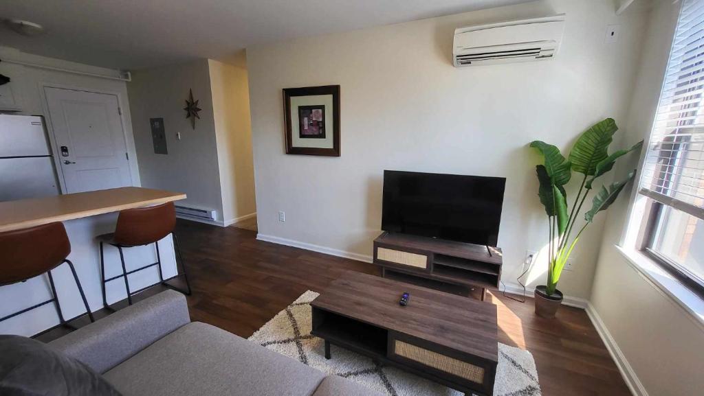 Heart of Detroit Gem! 2BR Apt photo