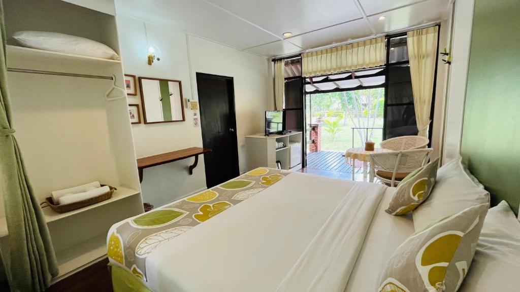 Postel nebo postele na pokoji v ubytování Suan Bankrut Beach Resort