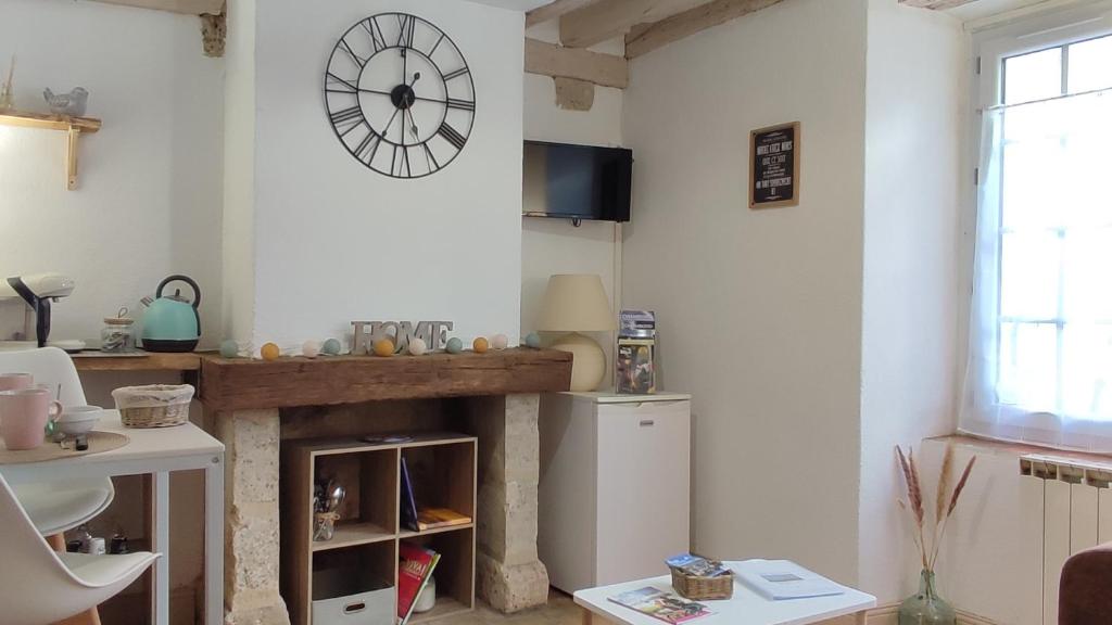 uma cozinha com lareira e um relógio na parede em Blois City - Le Petit Saint Jean em Blois