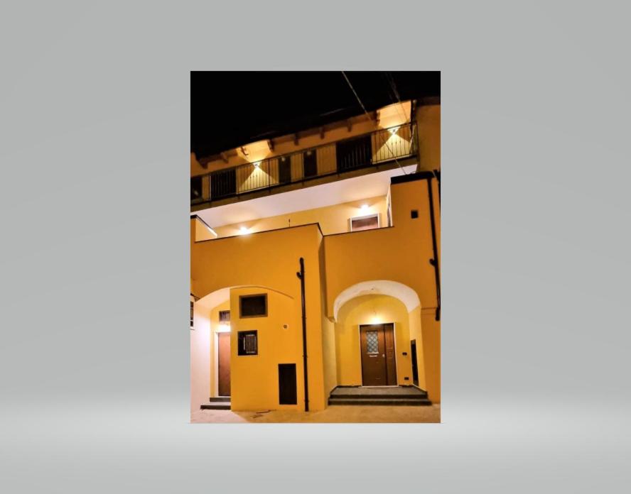 vistas a la parte delantera de un edificio por la noche en La bella costiera monolocale, en Sant'Egidio del Monte Albino