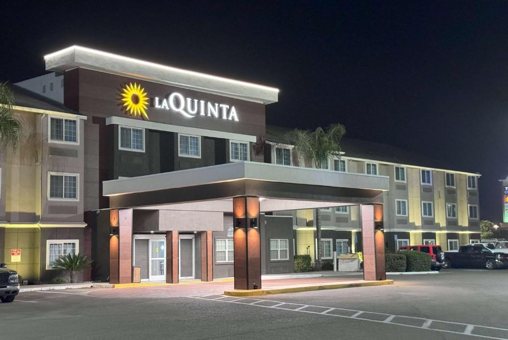 ein Hotel mit einem Schild auf der Vorderseite in der Unterkunft La Quinta by Wyndham Tulare in Tulare