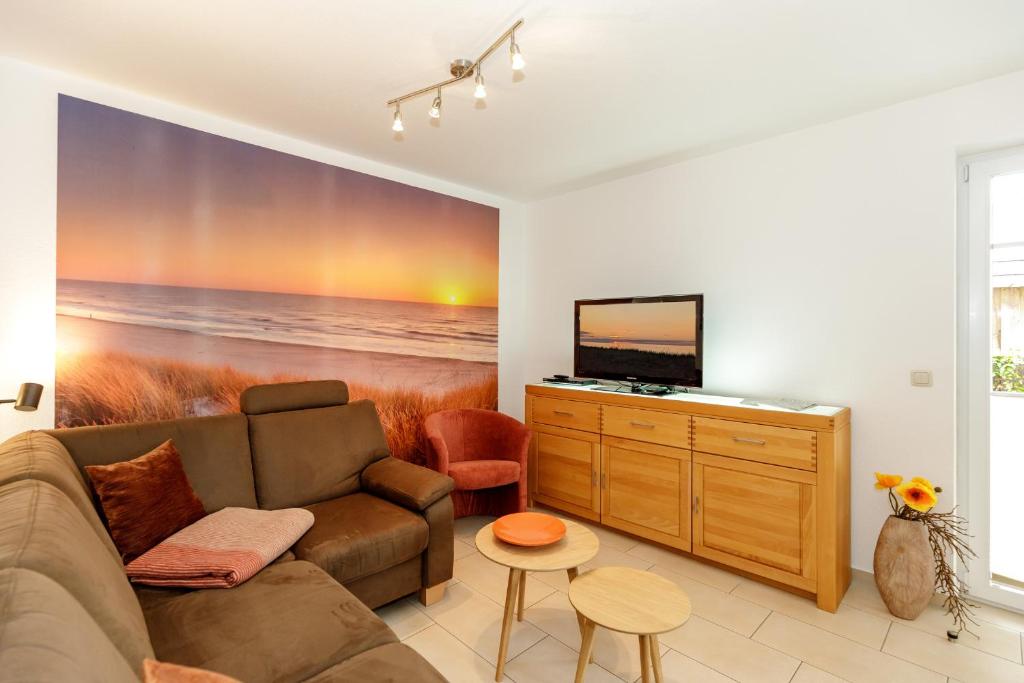 uma sala de estar com um sofá e uma televisão em Villa Rerik Haus 1 Whg 1 em Rerik