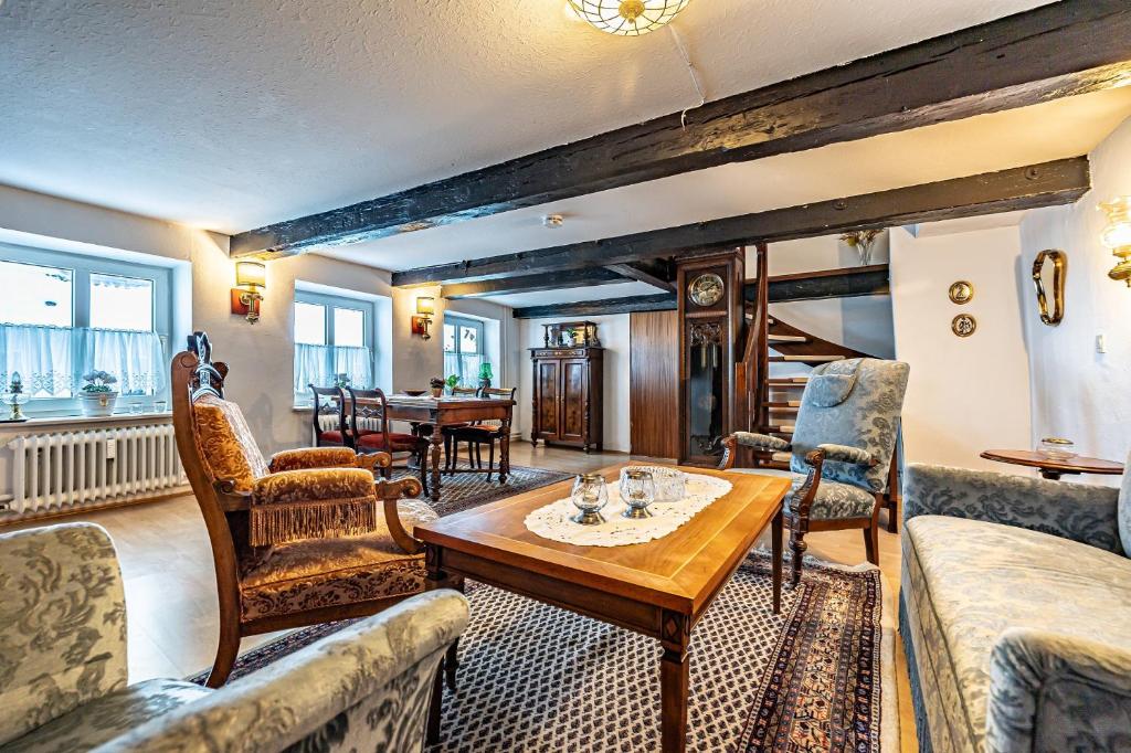 a living room with couches and a table at fewo1846 - Lille Petuhtante II - elegante Vintage-Wohnung mit 2 Schlafzimmern in Flensburg