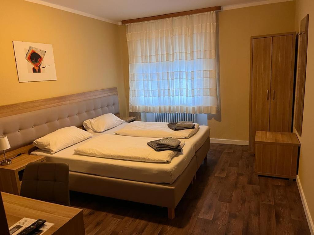 Postel nebo postele na pokoji v ubytování Hotel zur Post limburg Bad camberg