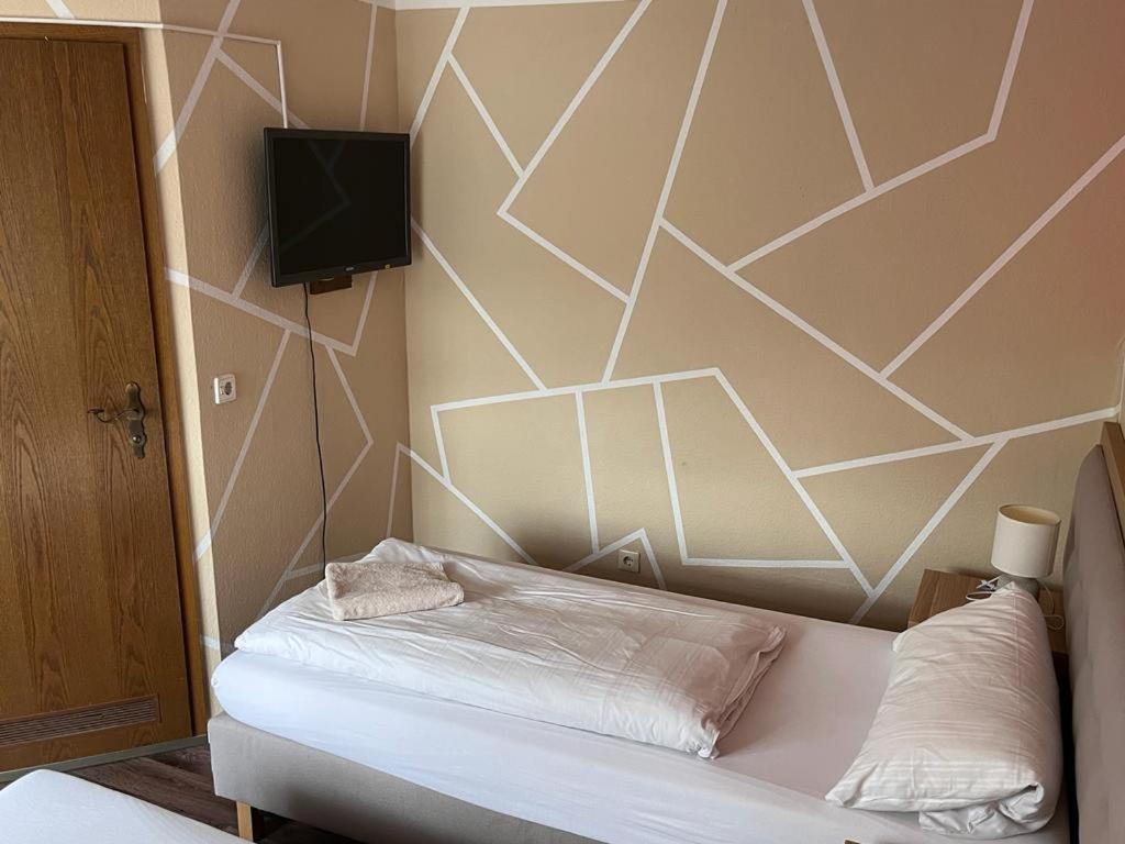 Postel nebo postele na pokoji v ubytování Hotel zur Post limburg Bad camberg