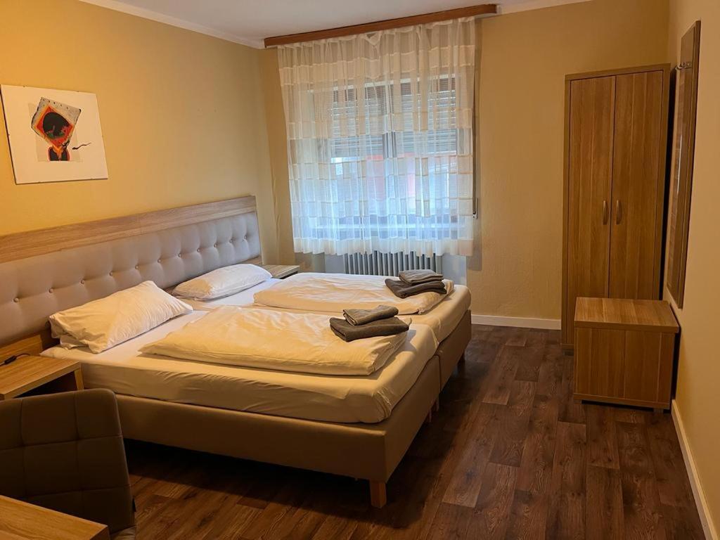 1 dormitorio con cama y ventana en Hotel zur Post limburg Bad camberg, en Hünfelden