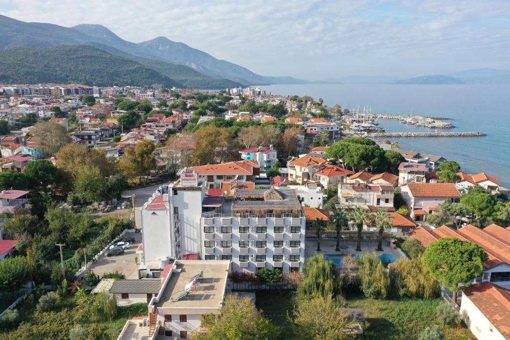 una vista aérea de una ciudad junto al agua en Medos Hotel, en Kusadasi