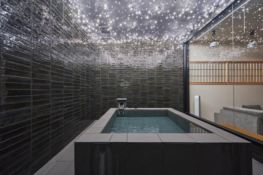 a bathroom with a hot tub with a star ceiling at Konjaku-So Tengachaya Tea and Relax in Osaka
