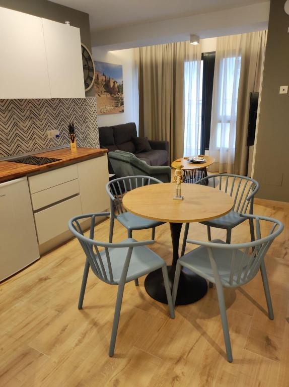 Kuchnia lub aneks kuchenny w obiekcie Apartamentos Leonor