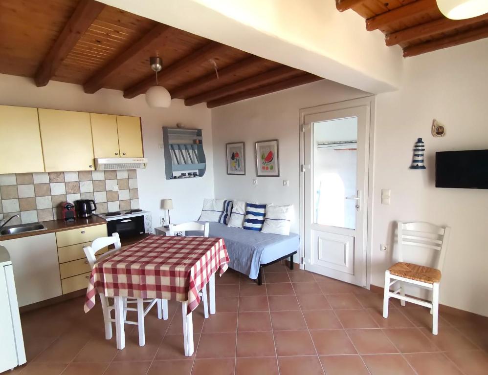 Una cocina o zona de cocina en Maroussa's Apartments