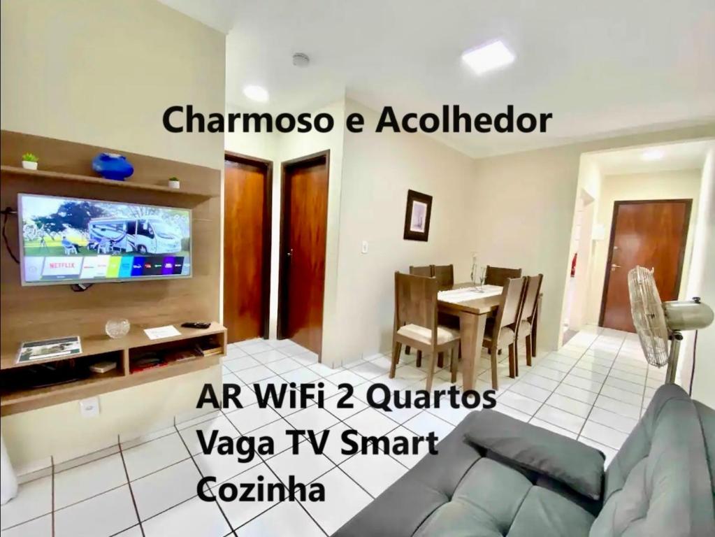 Televizorius ir (arba) pramogų centras apgyvendinimo įstaigoje Apto charmoso na V Planalto perto Shopping com 2 Quartos ArCond Wifi Fibra Home Office e Garagem em Dourados