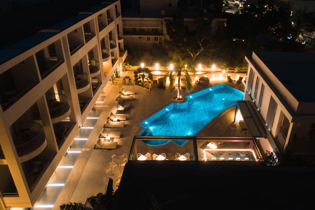 Bazén v ubytování Flisvos Royal Hotel & Suites nebo v jeho okolí