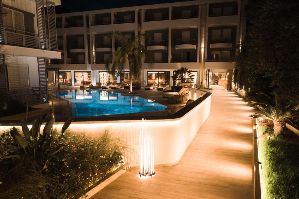 Bazén v ubytování Flisvos Royal Hotel & Suites nebo v jeho okolí