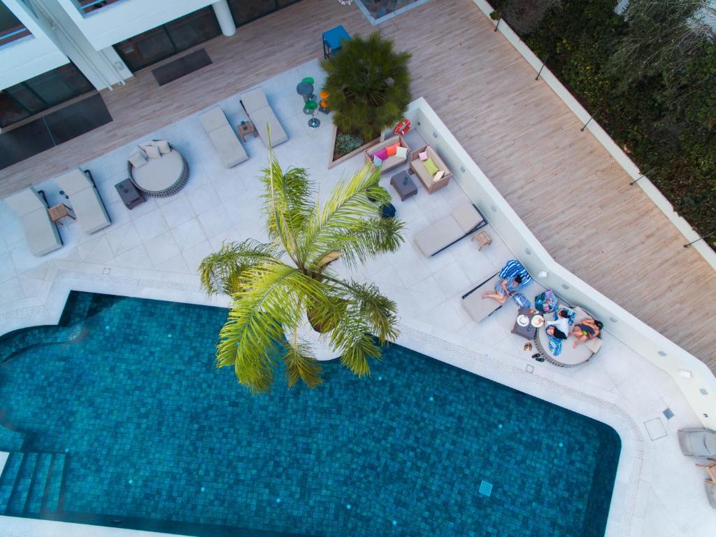 Bazén v ubytování Flisvos Royal Hotel & Suites nebo v jeho okolí