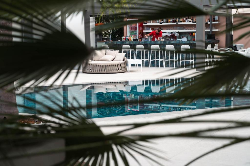 Bazén v ubytování Flisvos Royal Hotel & Suites nebo v jeho okolí