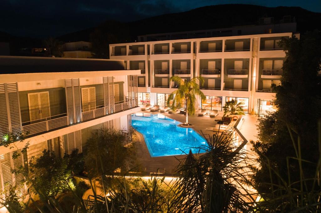 Bazén v ubytování Flisvos Royal Hotel & Suites nebo v jeho okolí