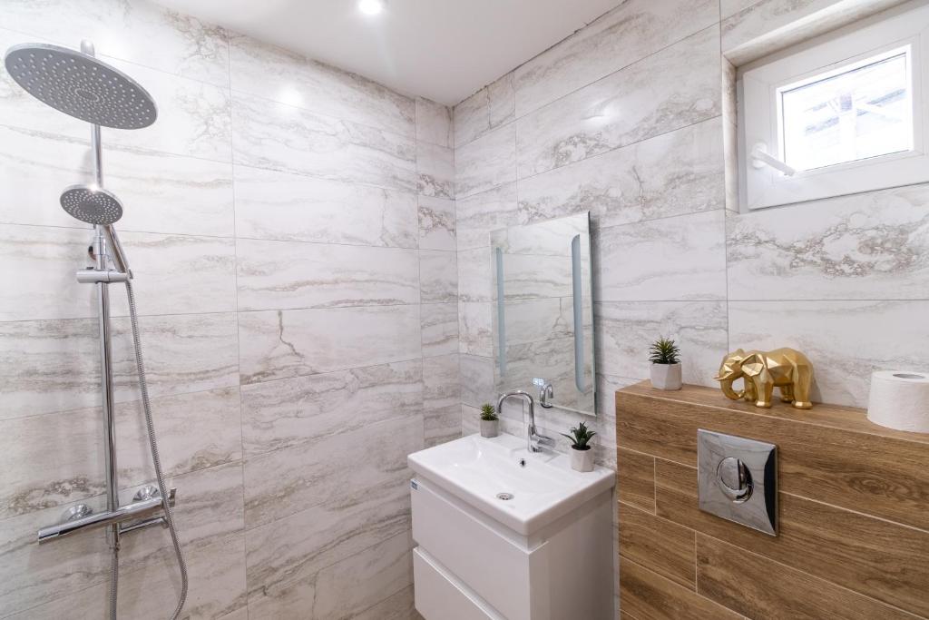 Koupelna v ubytování Chic 1BR Apartment with Balcony in Plovdiv