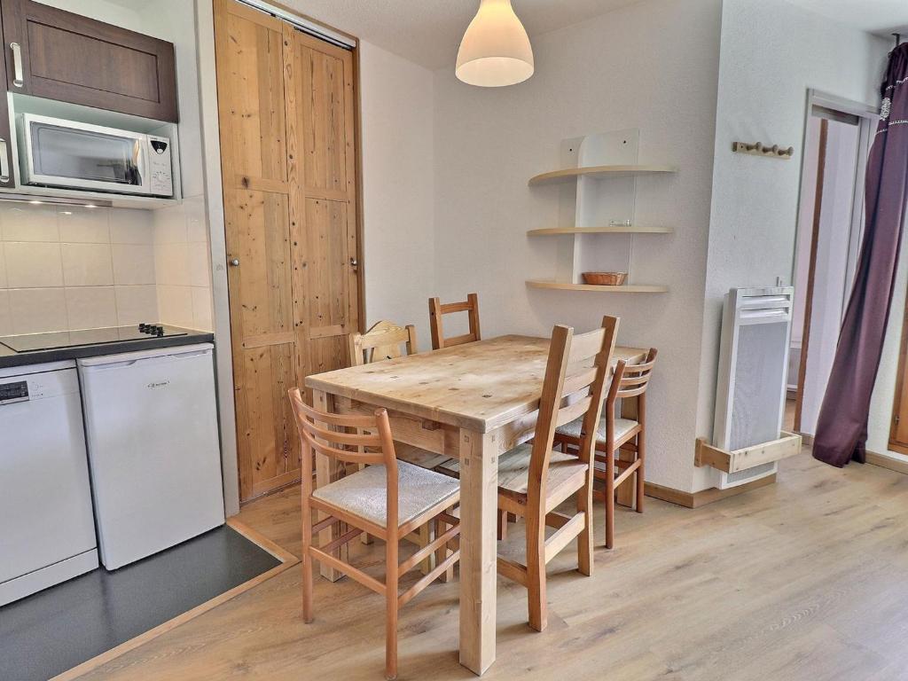 Kuchyňa alebo kuchynka v ubytovaní Appartement cosy à La Tania - 2 pièces, 4 personnes, au pied des pistes, proche commerces - FR-1-182A-12