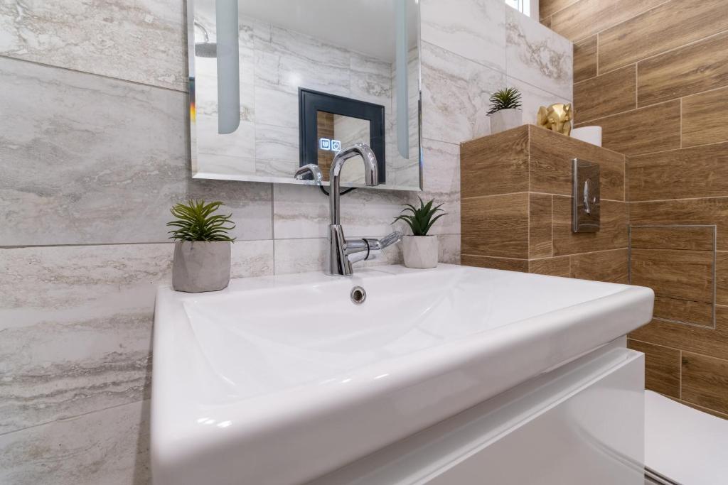 Koupelna v ubytování Chic 1BR Apartment with Balcony in Plovdiv