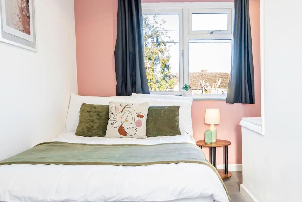 een slaapkamer met een wit bed en een raam bij Modern Apt - Comfort Family and Business Travellers with Parking in Oxford