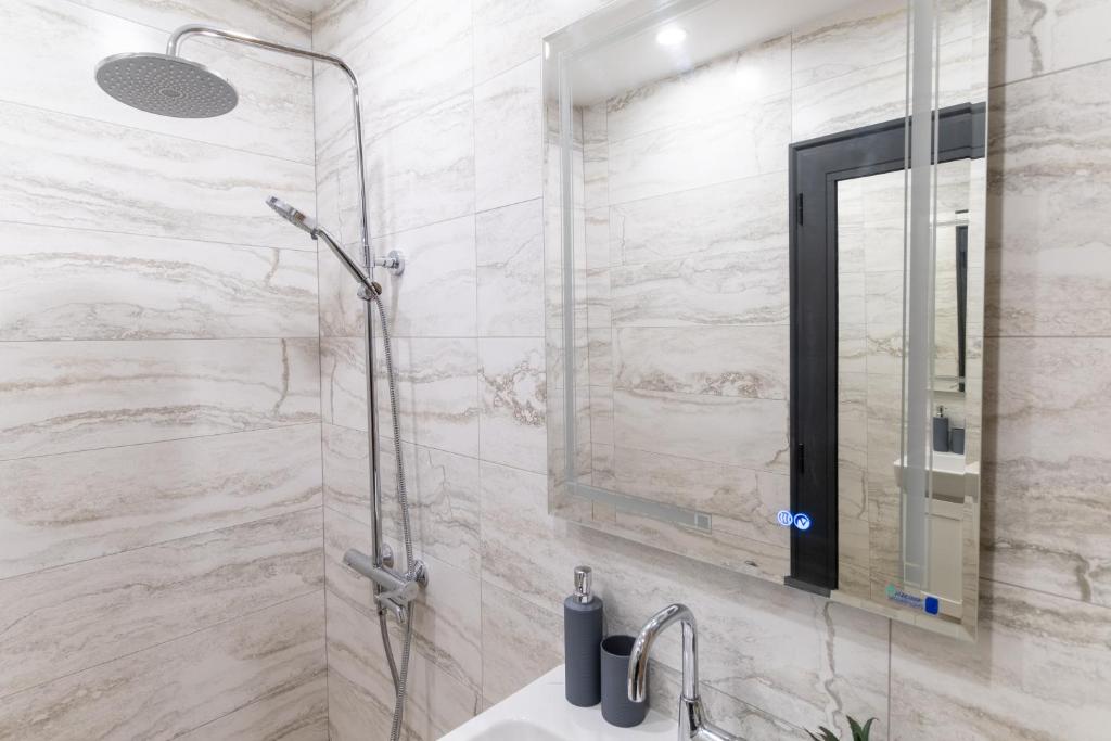 Koupelna v ubytování Chic 1BR Apartment with Balcony in Plovdiv