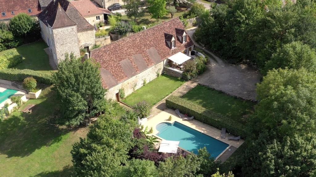 uma vista aérea de uma casa com piscina em Le Vallonnet Gîte classé 5 étoiles em Le Vigan