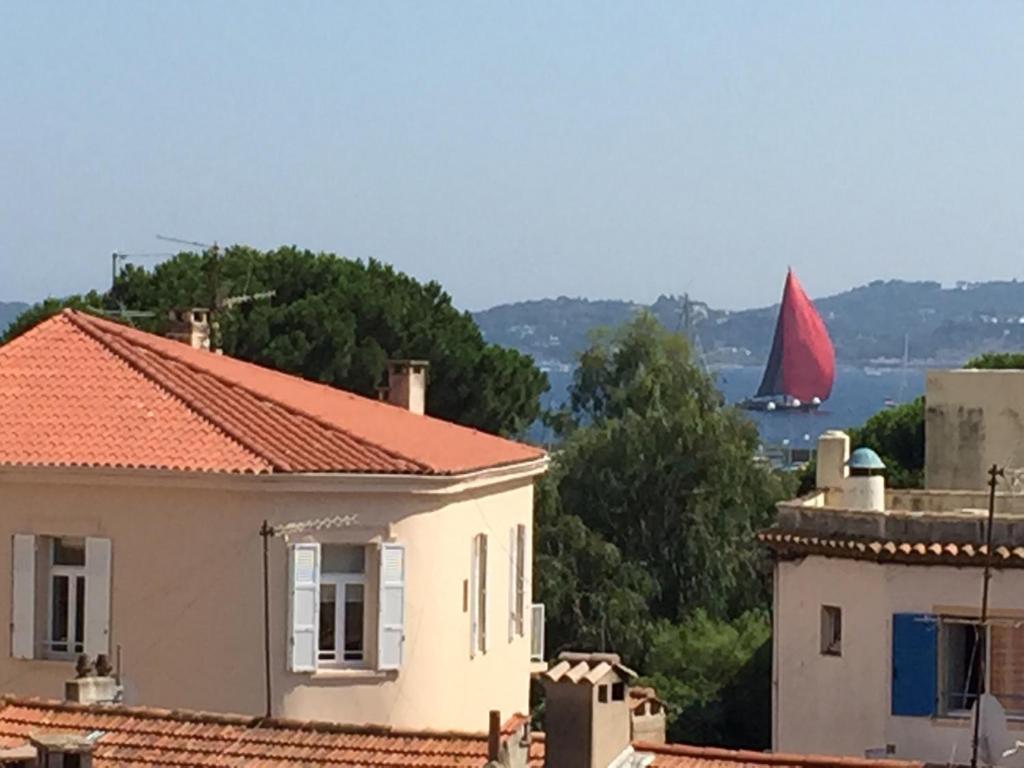 サント・マキシムにあるAppartement F3 Vue mer Sainte-Maximeの家の後ろの水中の赤帆船