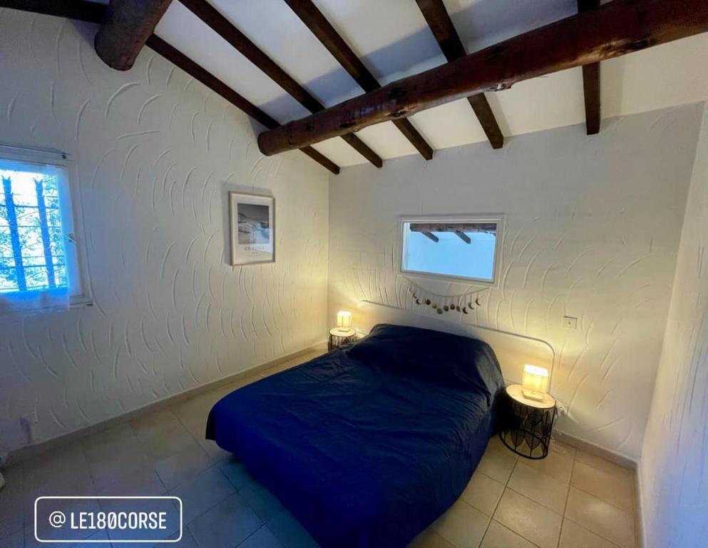 Postel nebo postele na pokoji v ubytování Duplex vue mer EXCEPTIONNELLE en Corse du sud proche plage - le 180Corse
