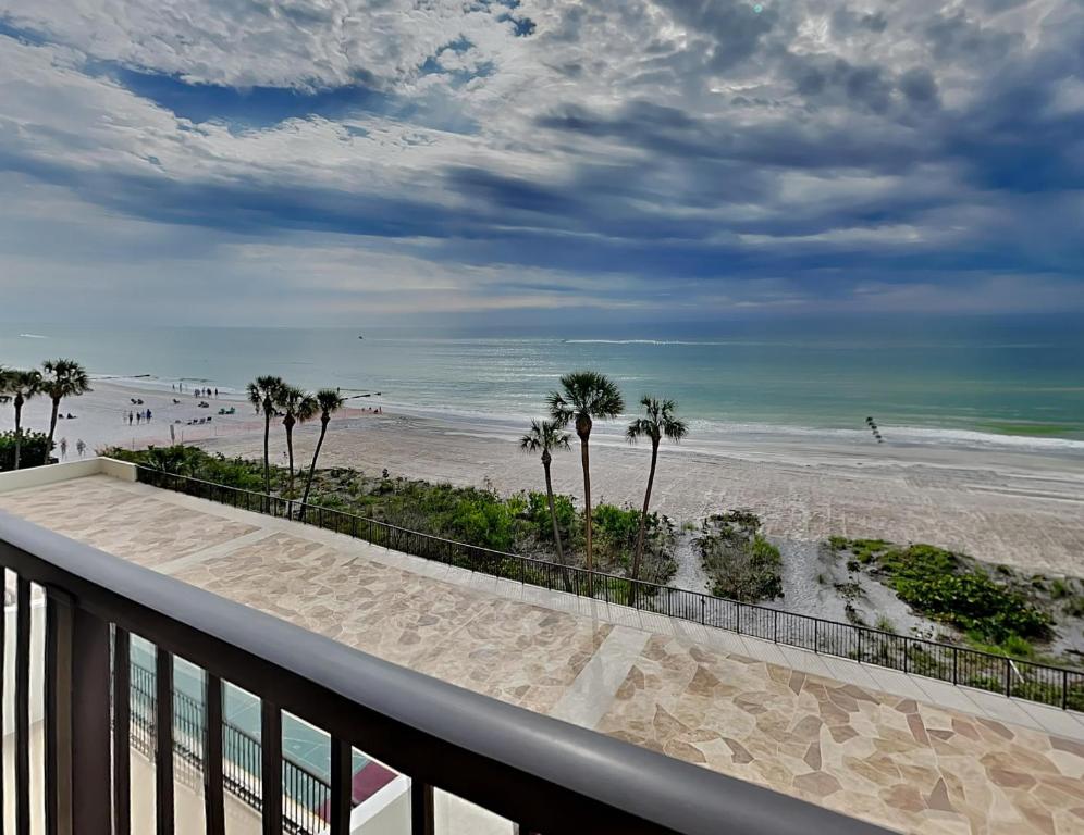 uma vista para a praia a partir da varanda de um condomínio em Ocean Sands 505 em St. Pete Beach