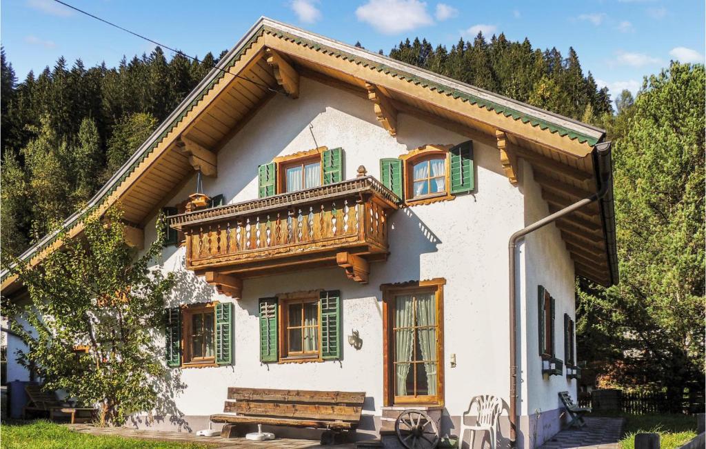 ein Haus mit einem Holzbalkon darüber in der Unterkunft 4 Bedroom Pet Friendly Home In Neukirchen Am Grossven, in Neukirchen am Großvenediger