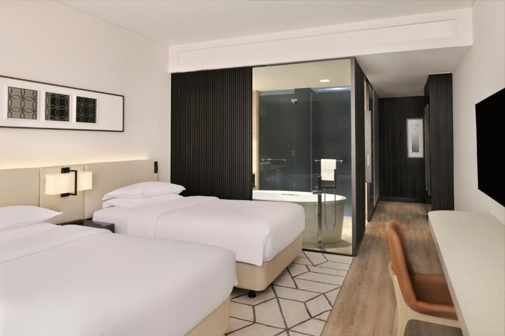 Postel nebo postele na pokoji v ubytování Sheraton Grand Hotel, Dubai