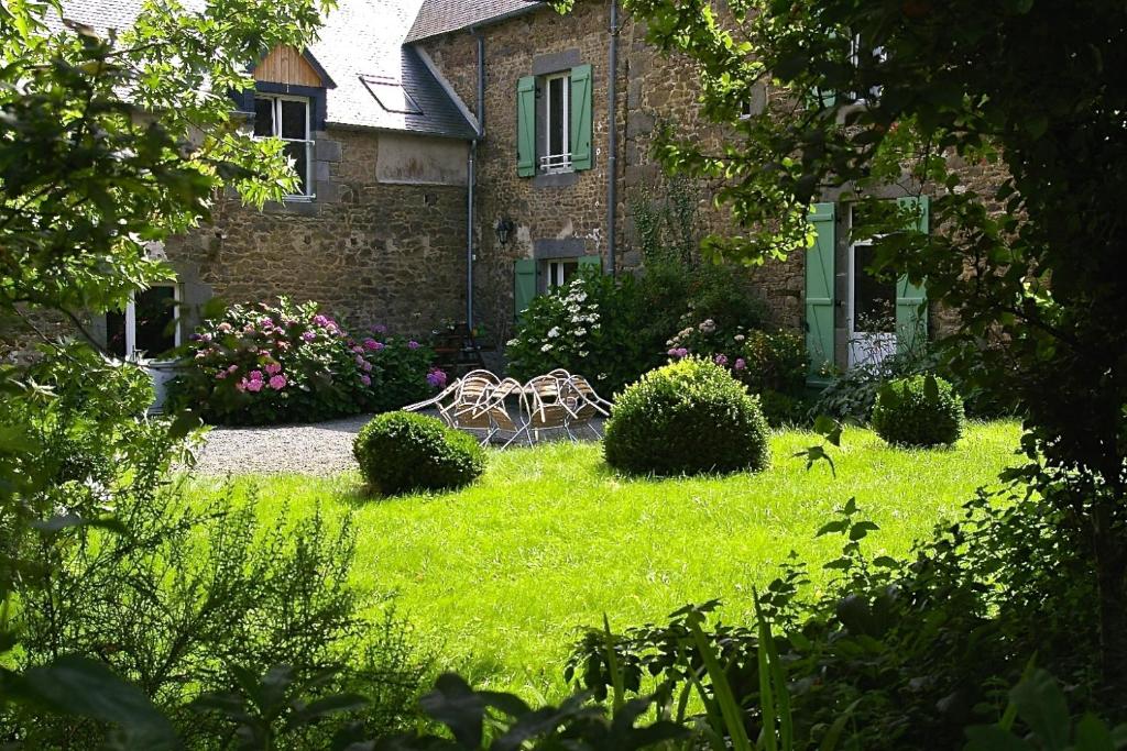 a house with a yard with green grass at Chambre d'hôtes de Pirieuc in Meillac