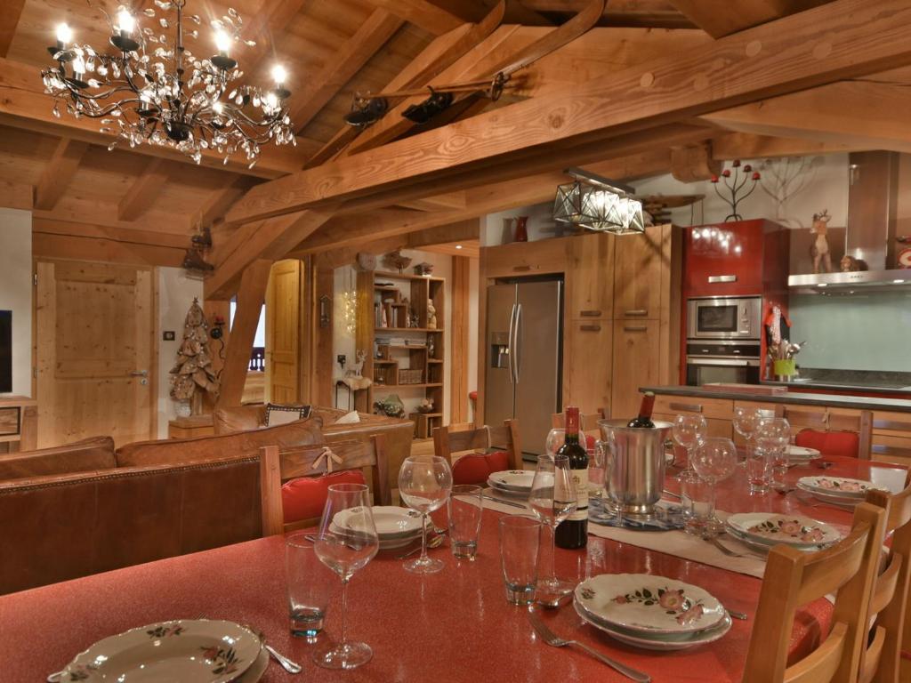 a dining room with a table with wine glasses at Superbe T6 au centre des Gets - 10 pers, 5 ch, parking, wifi, linge inclus - FR-1-685-7 in Les Gets