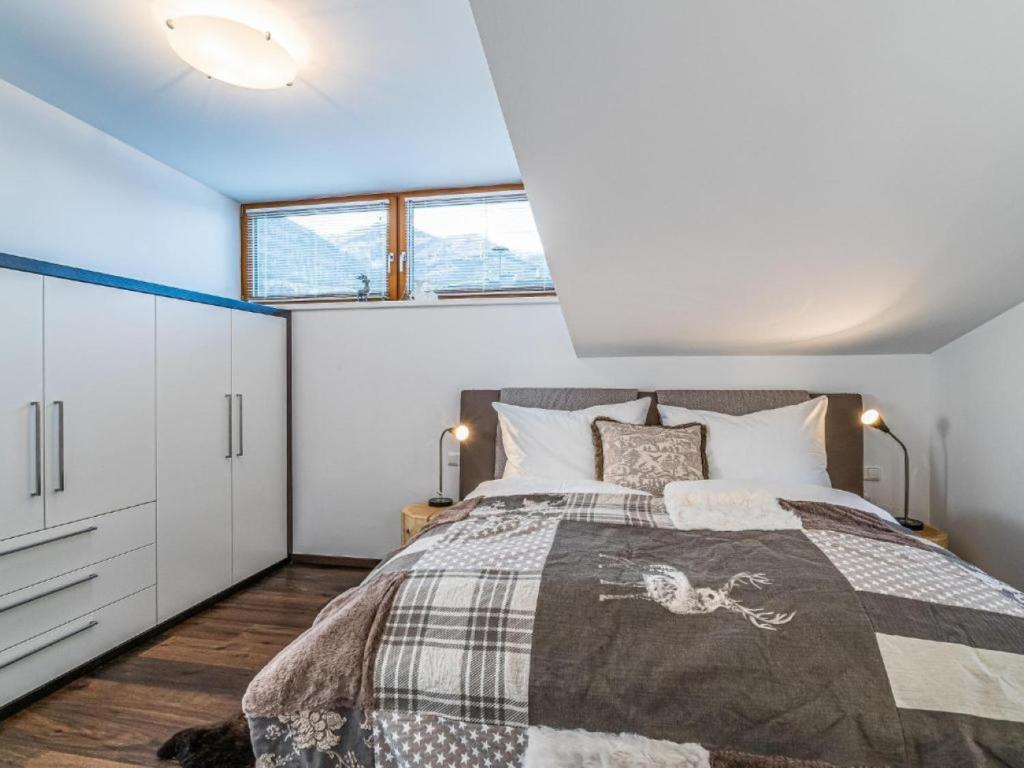 Postel nebo postele na pokoji v ubytování Penthouse Julia nähe Badesee mit Infrarotsauna -Zell am See Kaprun