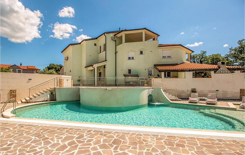 Beach Front Apartment In Pula With Swimming Pool