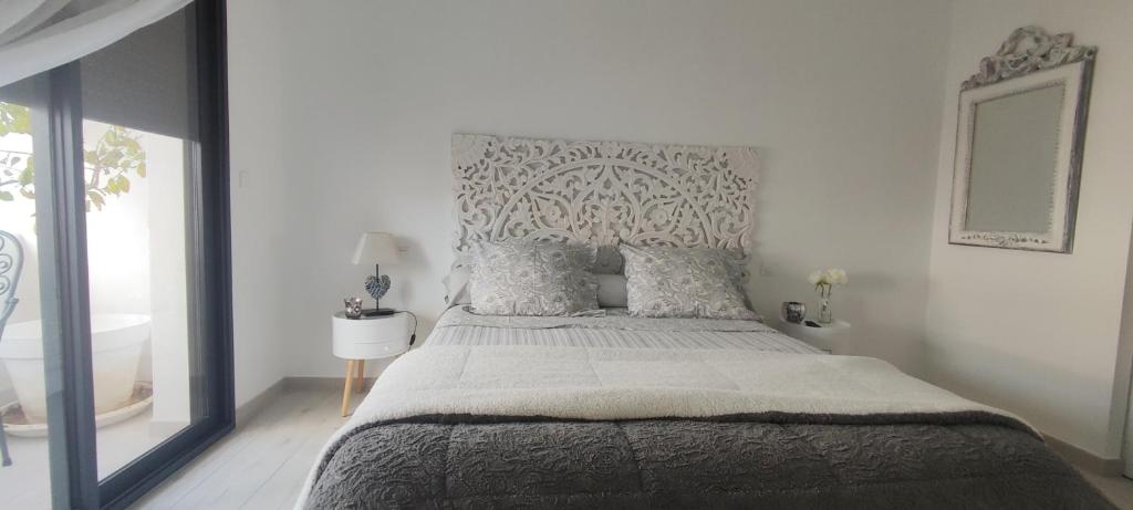 sypialnia z dużym łóżkiem z zagłówkiem w obiekcie LA MAISON DE MARIE A 8 mn des plages w Perpignanie