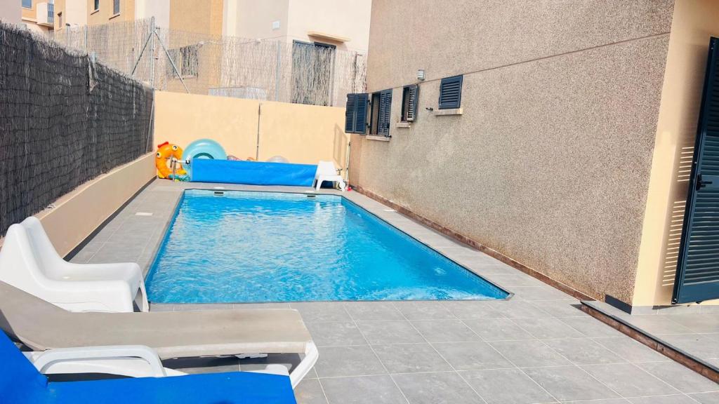 ein kleiner Pool mit Rutsche in einem Gebäude in der Unterkunft Villa with pool La Zenia in Orihuela