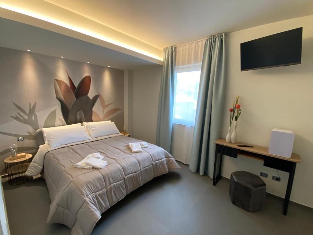 Un dormitorio con una cama grande y una ventana en ETNA STONE, en Zafferana Etnea