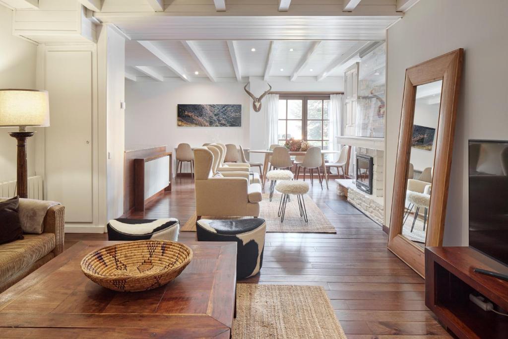 uma sala de estar com um sofá e uma mesa em Val de Ruda Luxe 5 by FeelFree Rentals em Baqueira-Beret