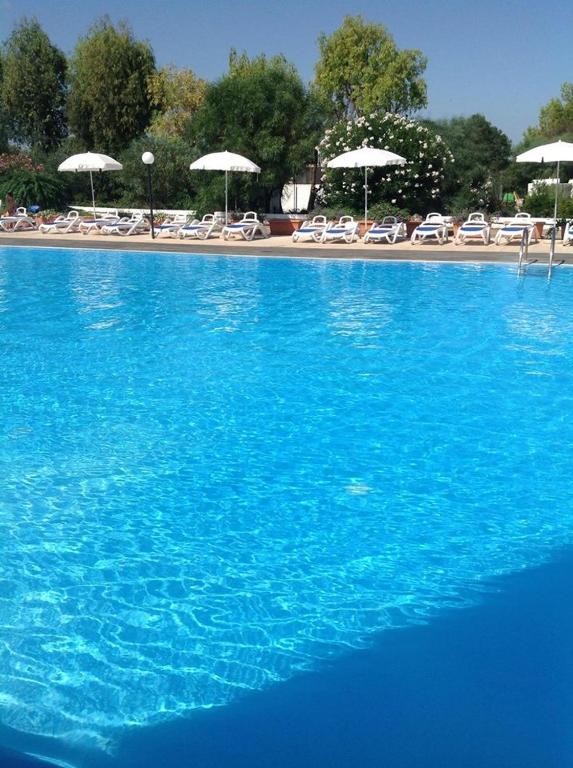 Bazén v ubytování Camping Cala dei Ginepri nebo v jeho okolí