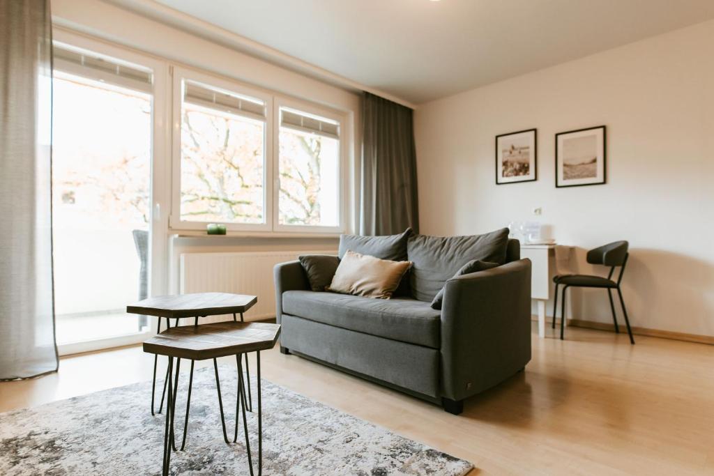 sala de estar con sofá y mesa en Staylight Cozy Appartement, ruhig und citynah gelegen, Netflix, Premium Ausstattung, en Celle