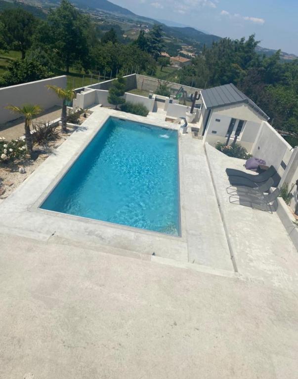 une piscine au sommet d'une maison dans l'établissement Casa Ramysozo, à Saint-Barthélemy-le-Plain
