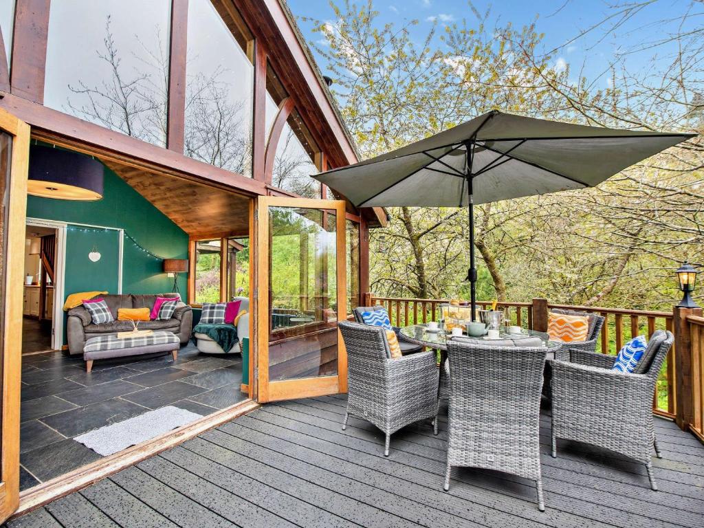 een patio met een tafel en stoelen en een parasol bij 3 bed property in Bude 29125 in Thornbury