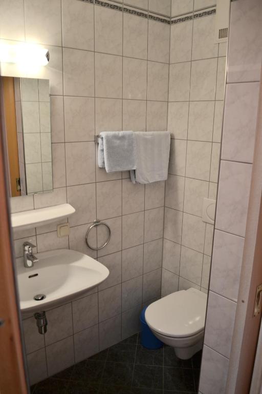 A bathroom at Gasthof Redl