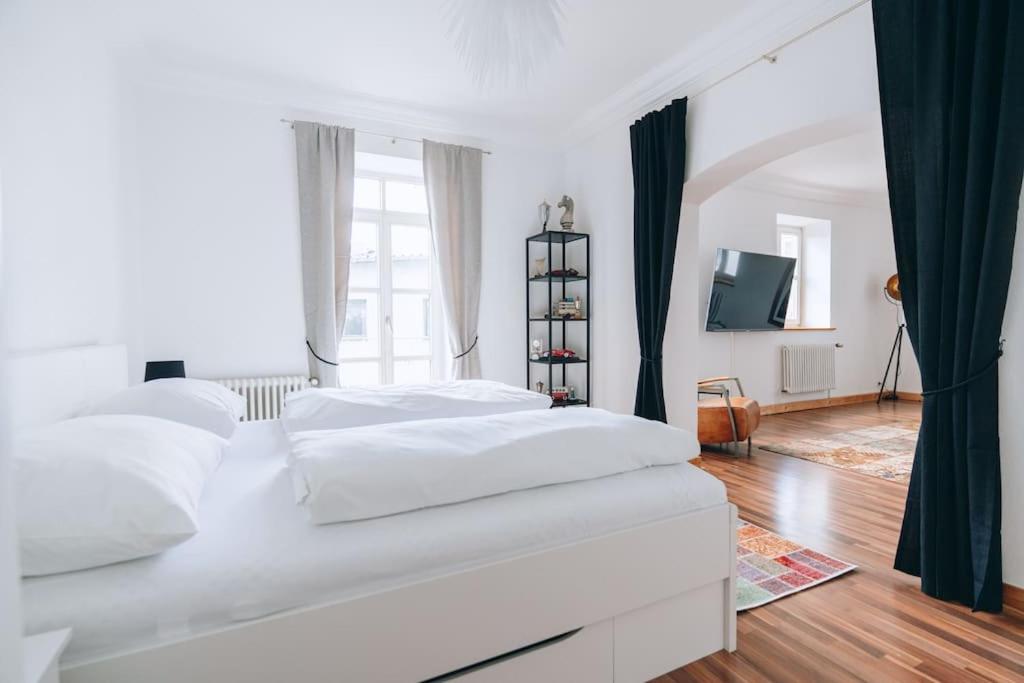 En eller flere senger på et rom på Große 4-Zimmer-Wohnung in der Ingolstädter City.